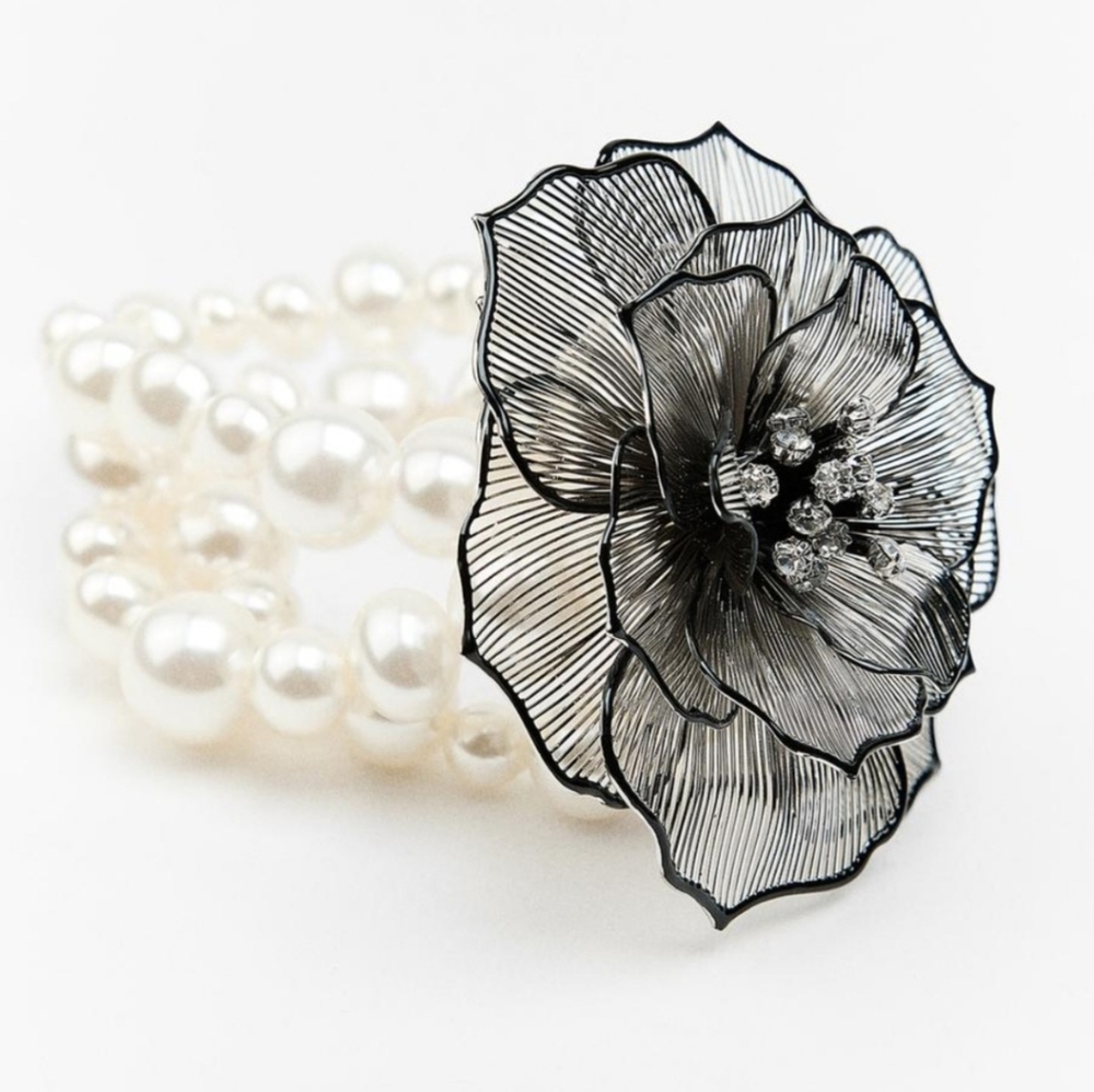 ZARA Shimmery Floral Pearl Bracelet (Silver, One Size) - Picture 3 of 7
